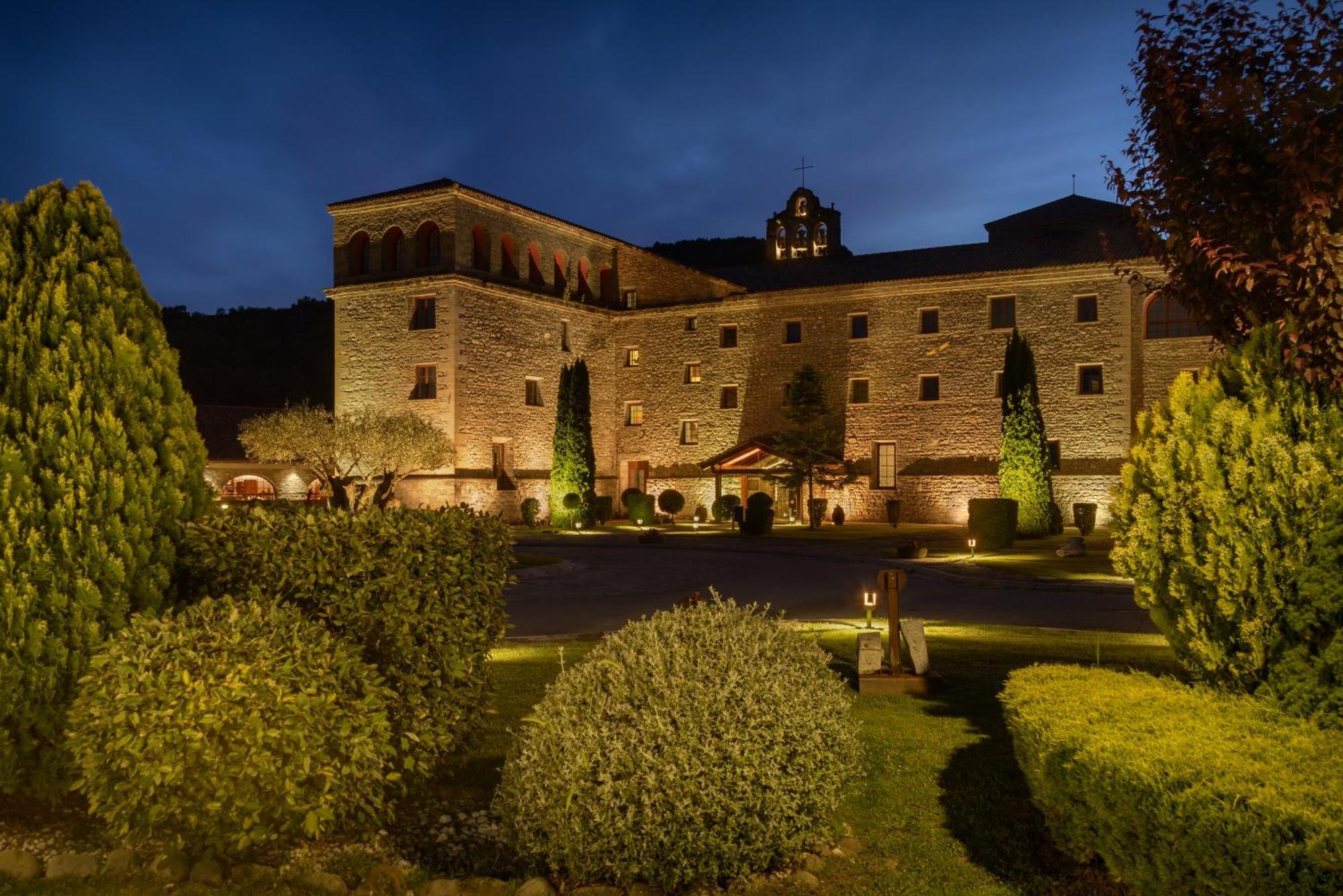 Hotel & Spa Monasterio De Boltaña Екстериор снимка The monastery at night