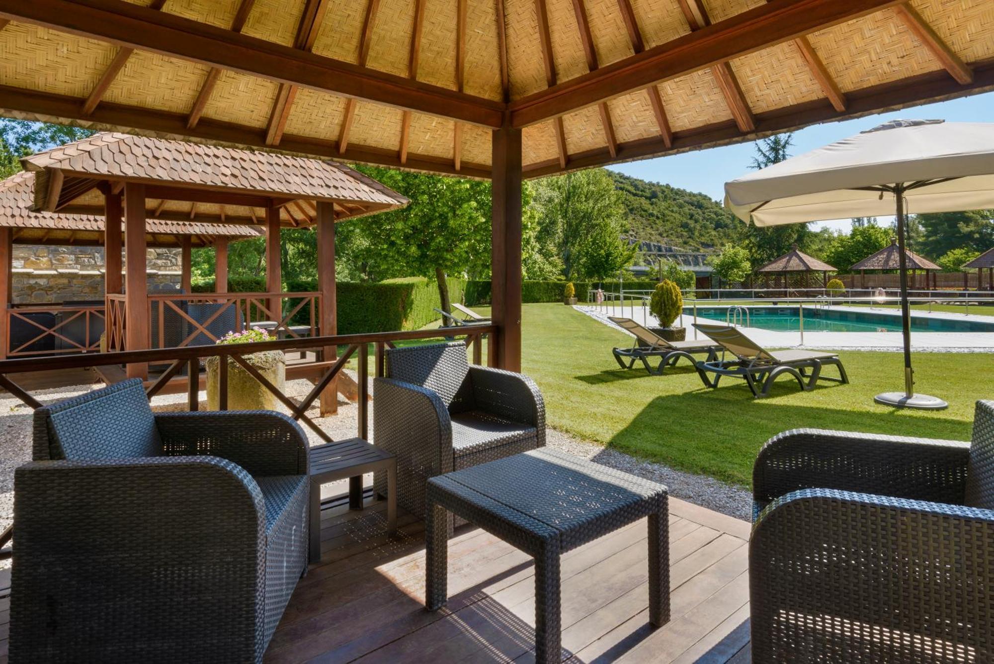 Hotel & Spa Monasterio De Boltaña Екстериор снимка The resort's pool