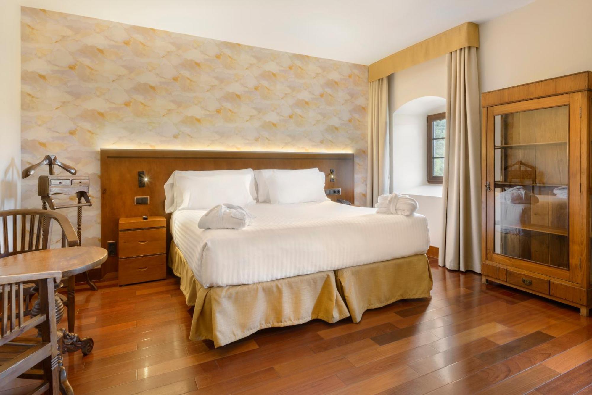Hotel & Spa Monasterio De Boltaña Екстериор снимка A room at the hotel