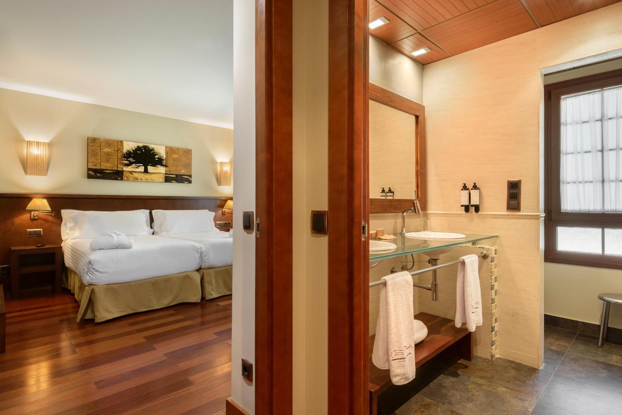 Hotel & Spa Monasterio De Boltaña Екстериор снимка A room at Hotel Hesperia Madrid