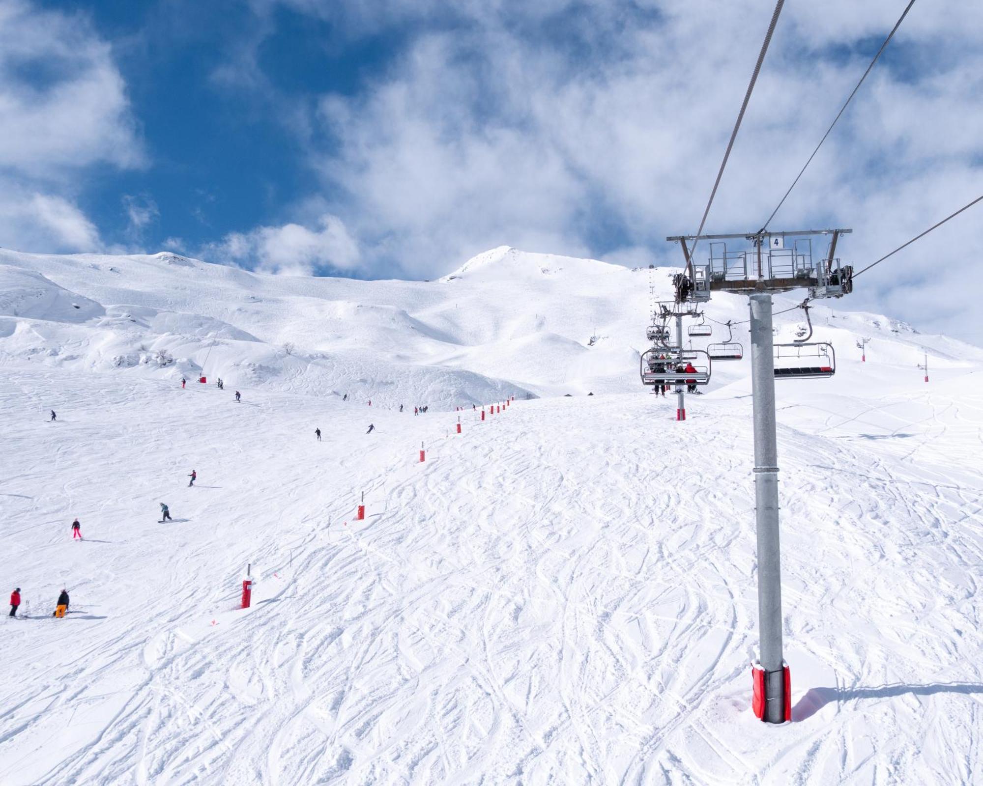 Hotel & Spa Monasterio De Boltaña Екстериор снимка Ski lift in the resort