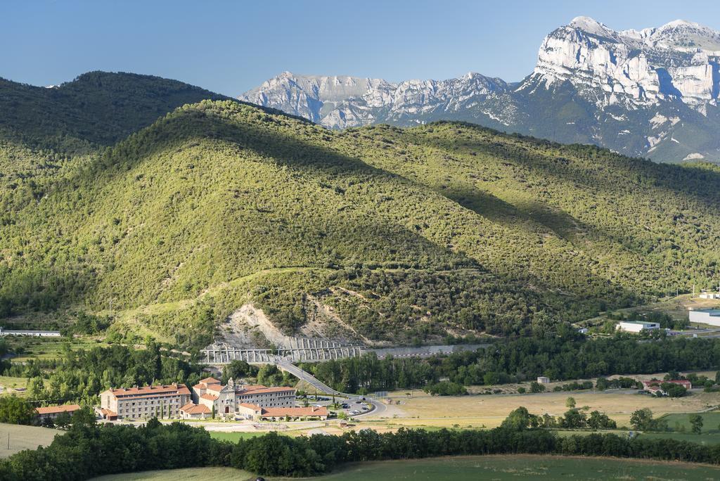 Hotel & Spa Monasterio De Boltaña Екстериор снимка A general view of Montferrat